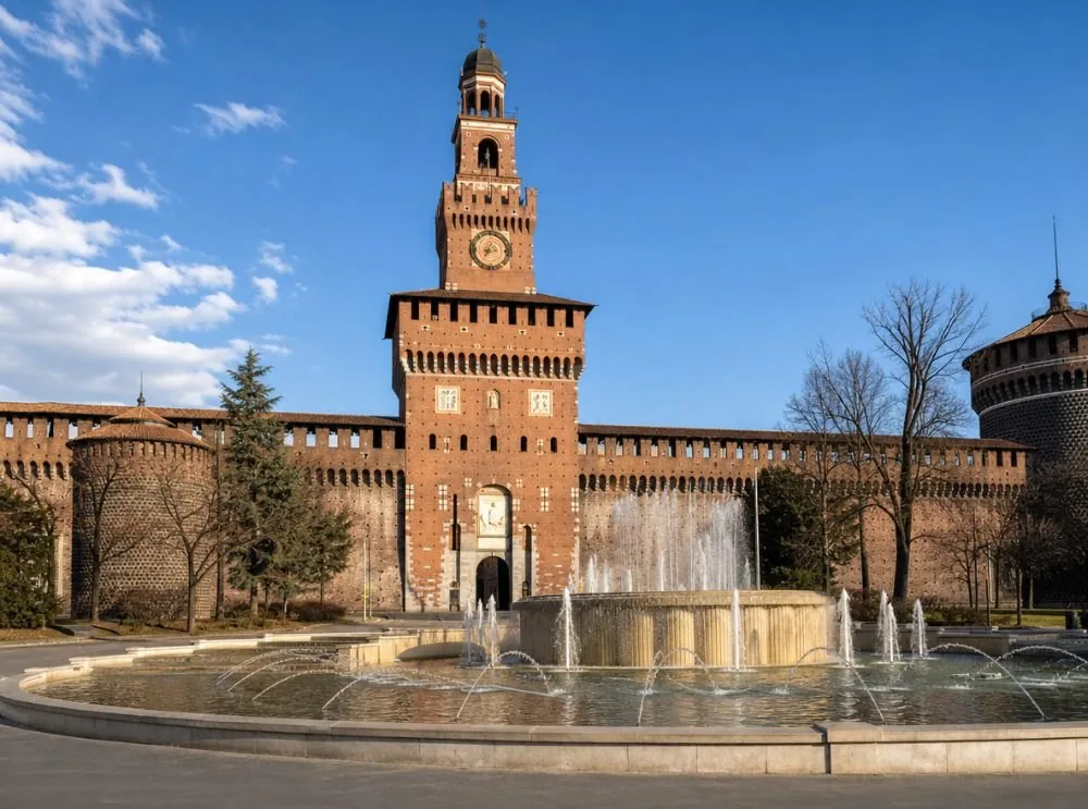 la Torre del Filarete vista da Piazza Castello, con la fontana in primo piano
