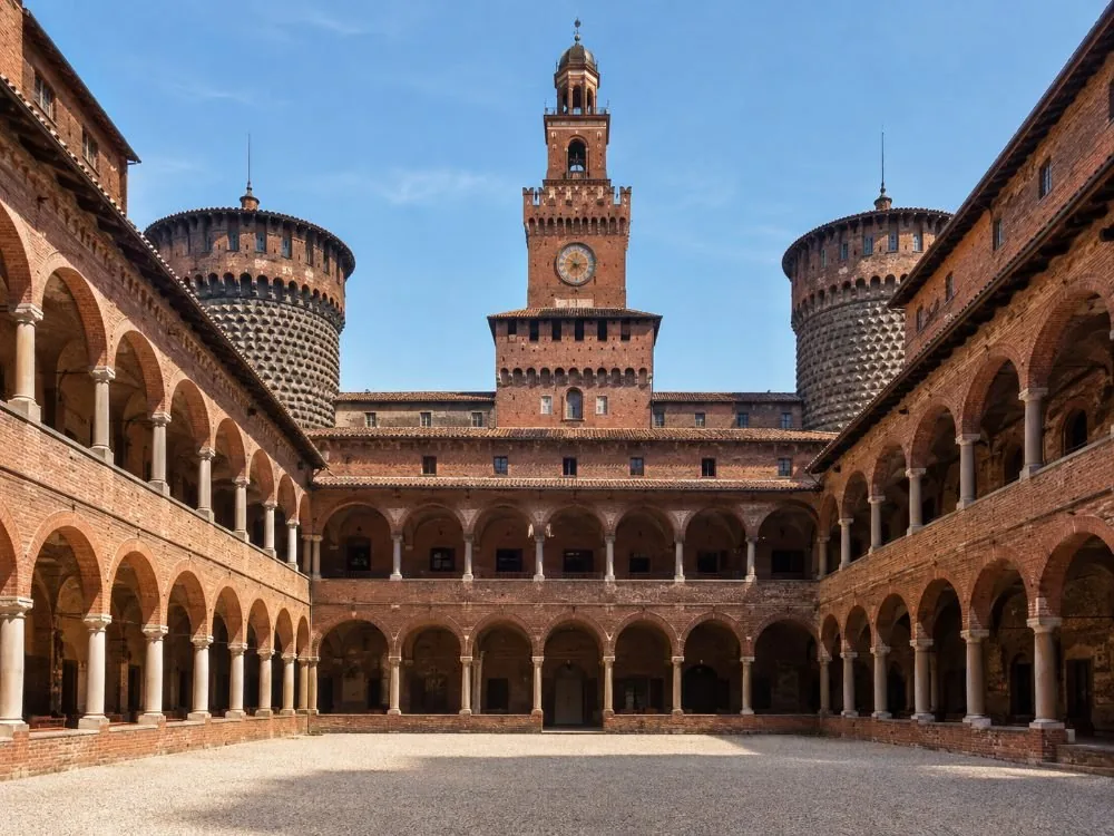 il cortile della Rocchetta con le arcate su quattro lati